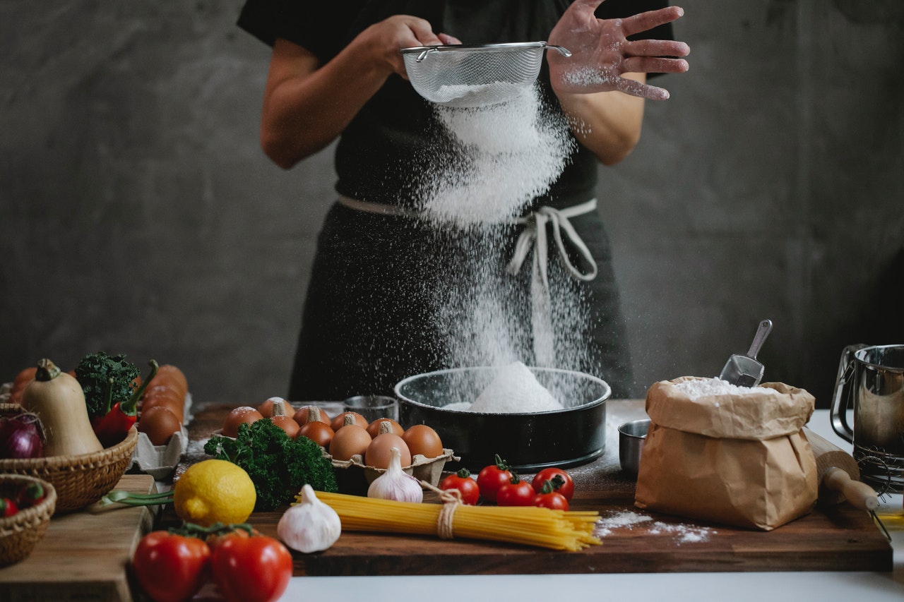 Shifting flour for baking