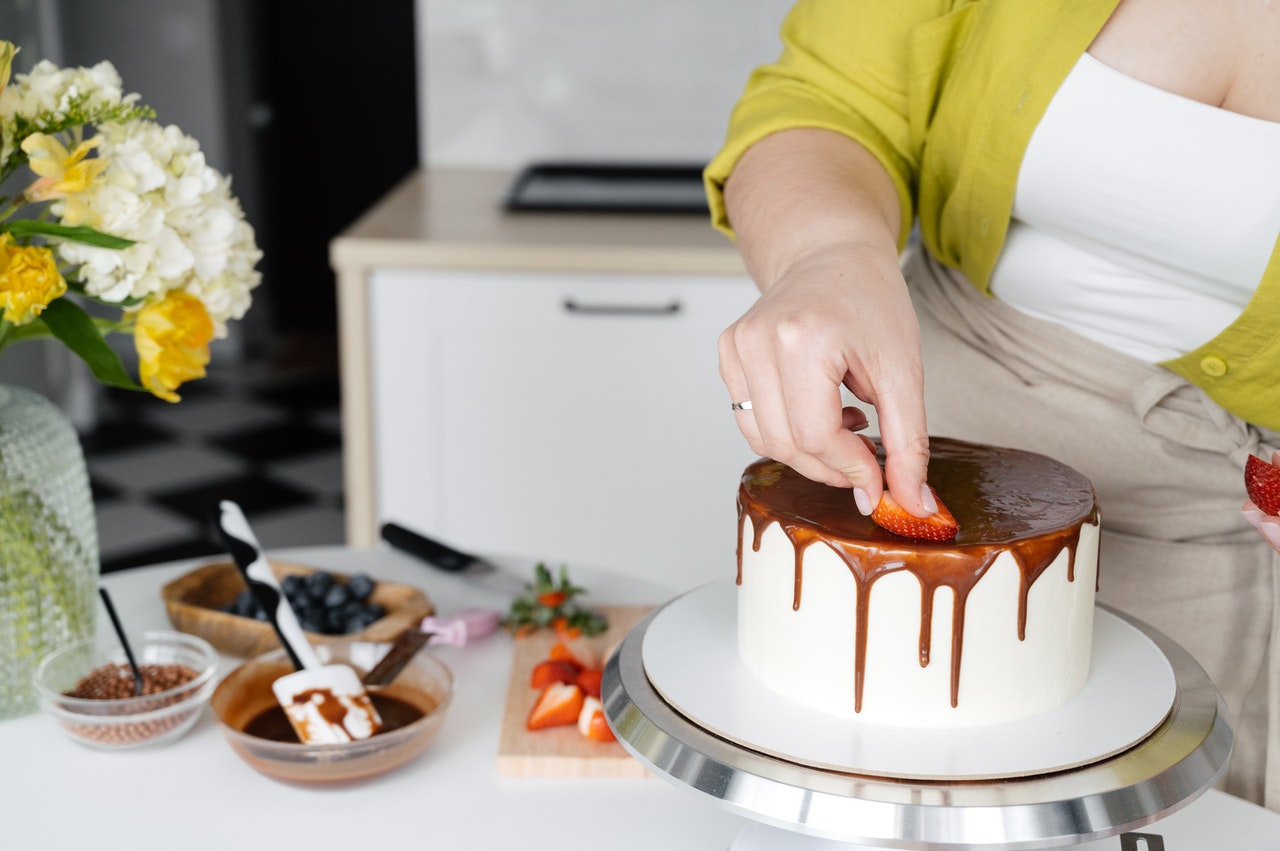 Ultimate baking guide: decorating and frosting a cake.