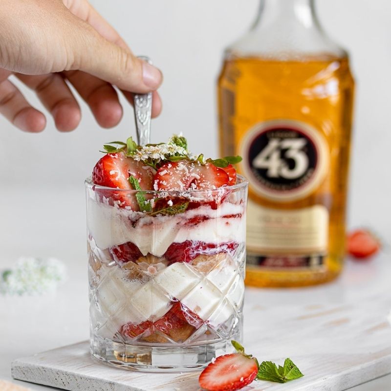 Strawberry tiramisu with alcohol