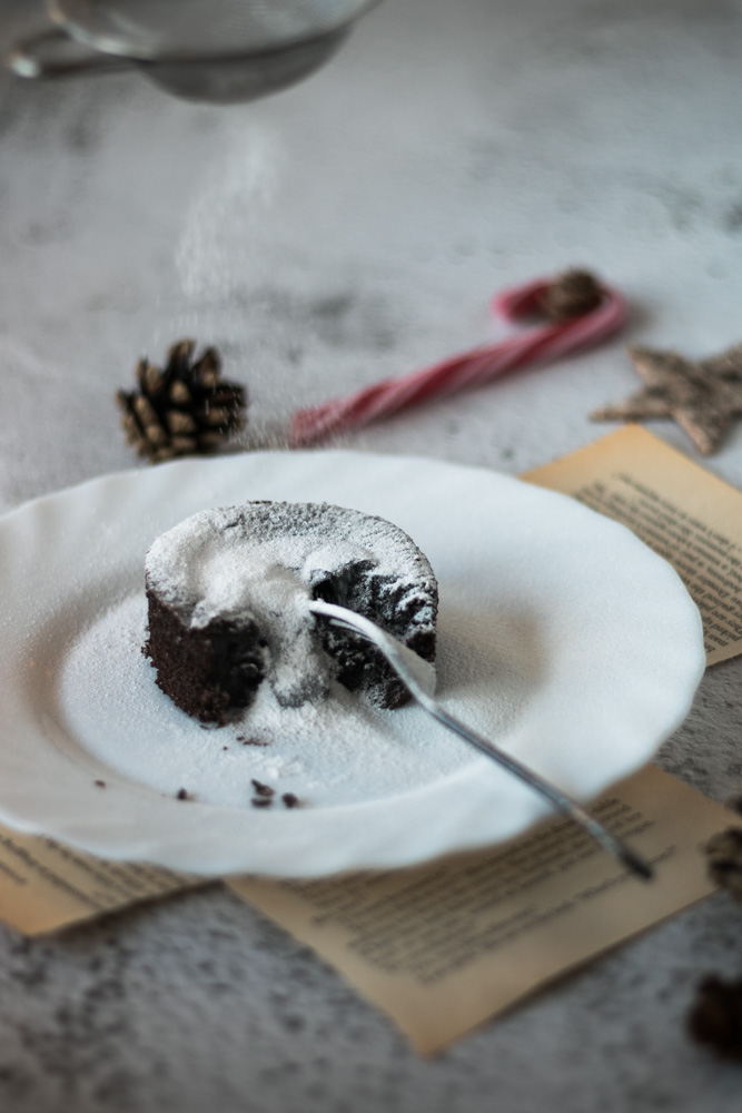 Capturing action in food photography: Powdering sugar onto chocolate lava cake