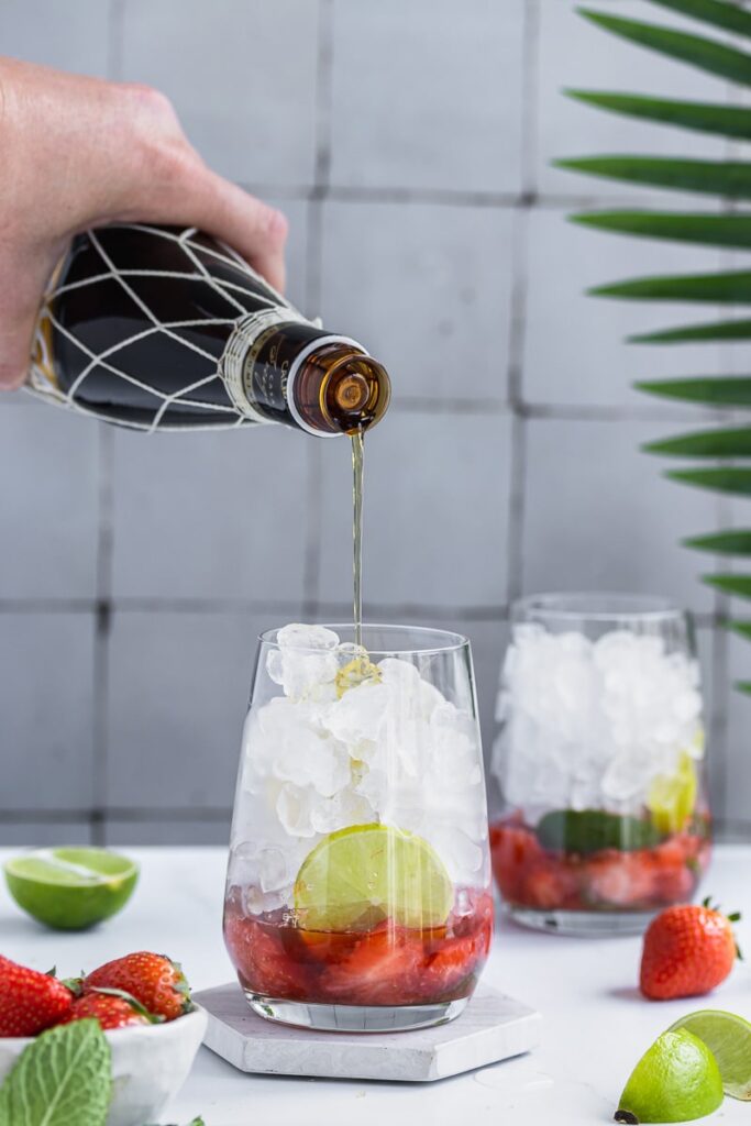Rum pour strawberry mojito