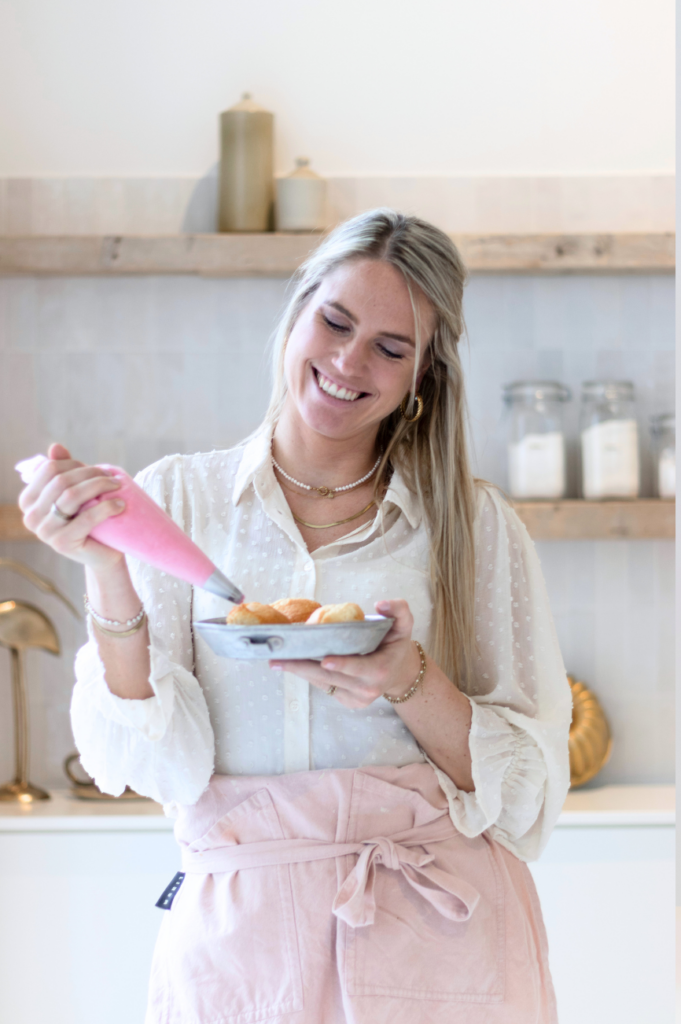 Fleur Vrakking decorating cupcakes with buttercream for a Fleurfoodie baking recipe.